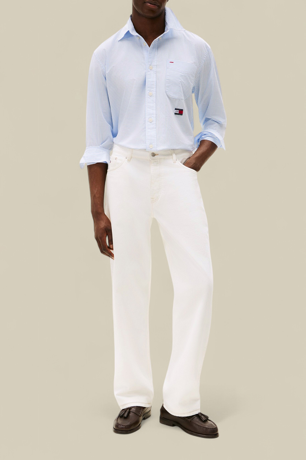 תמונת כל הלוק של טומי הילפיגר X סרט פורמולה 1 חולצת כפתורים